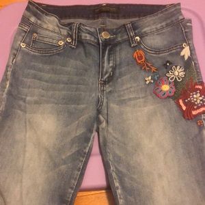 Light wash denim flower stitched skinny jeans